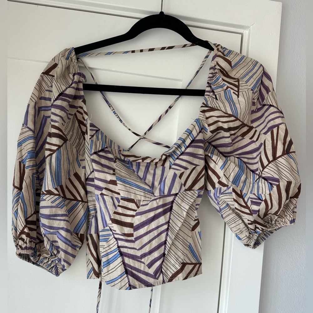 Open back, patterned shirt